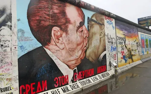 Berliner Mauer mit Graffiti und berühmtem Bruderkuss-Gemälde.