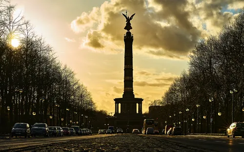 Straßenansicht der Berliner Siegessäule bei Sonnenuntergang