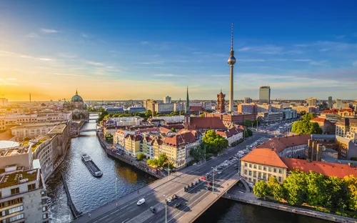Skyline von Berlin im Sommer mit Blick auf das Nikolaiviertel, den Berliner Dom und den Fernsehturm.