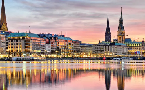 Ansicht der Hamburger Binnenalster bei Sonnenuntergang.