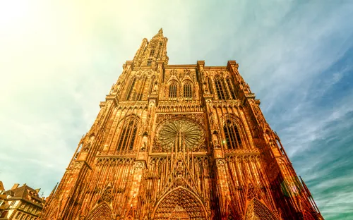 Kathedrale in gotischem Stil vor blauem Himmel.