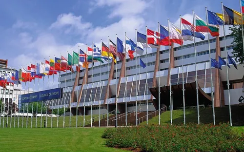 Flaggen vor dem Europapalast in Straßburg, Sitz des Europarates.
