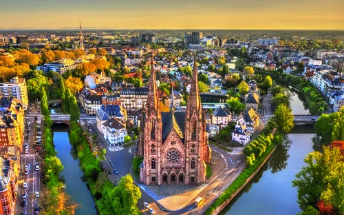 Kirche mit zwei Türmen in einer Stadtlandschaft, von oben fotografiert
