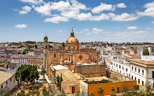 Stadtansicht von Jerez de la Frontera mit prächtiger Kathedrale und blauem Himmel.
