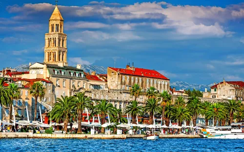 Altstadt von Split in Kroatien mit Palast und Promenade am Meer.