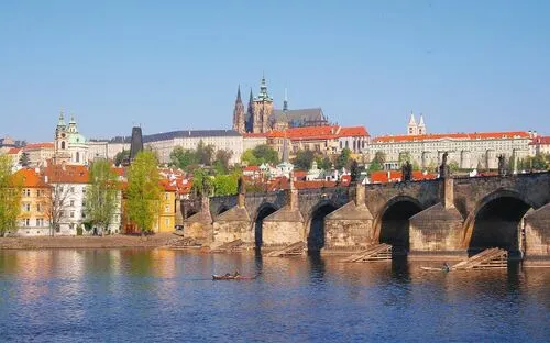 Blick auf die Prager Burg und die Karlsbrücke über der Moldau.
