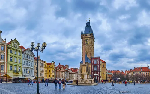 Panoramablick auf den Altstädter Ring in Prag mit historischen Gebäuden und Turm.