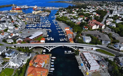 Luftaufnahme von Haugesund in der Provinz Rogaland in Norwegen mit Brücke, Hafen und Gebäuden.