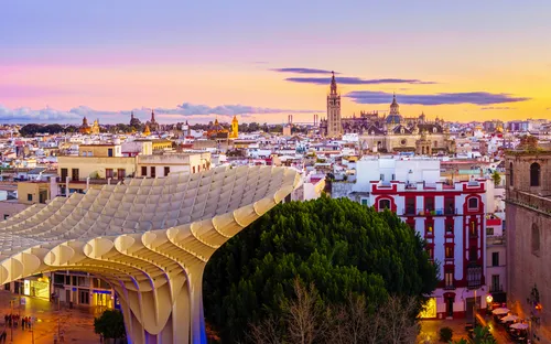 Panorama von Sevilla bei Sonnenuntergang mit Metropol Parasol und Kathedrale.
