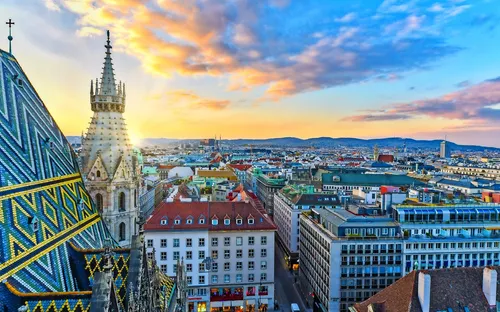 Blick auf Wien mit Stephansdom bei Sonnenuntergang.