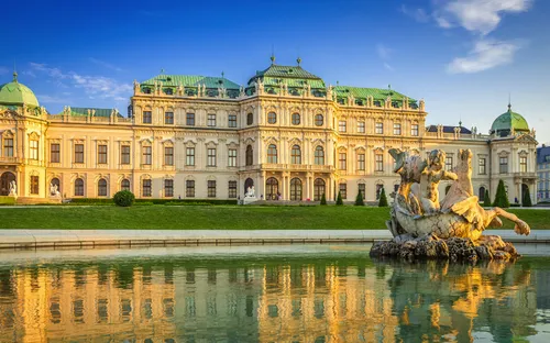 Barockschloss Belvedere in Wien mit Brunnen im Vordergrund.