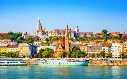 Panorama von Budapest mit Donau und Fischerbastei im Hintergrund.