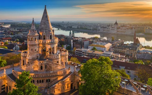 Fischerbastei in Budapest bei Sonnenuntergang mit Blick auf die Donau und das Parlament.