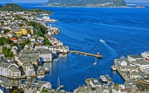 Küstenstadt mit Hafen, vielen Gebäuden und blauem Meer im Hintergrund